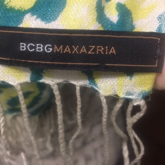 BCBG MAXAZRIA leopard print w/fringe scarf. - Picture 3 of 3